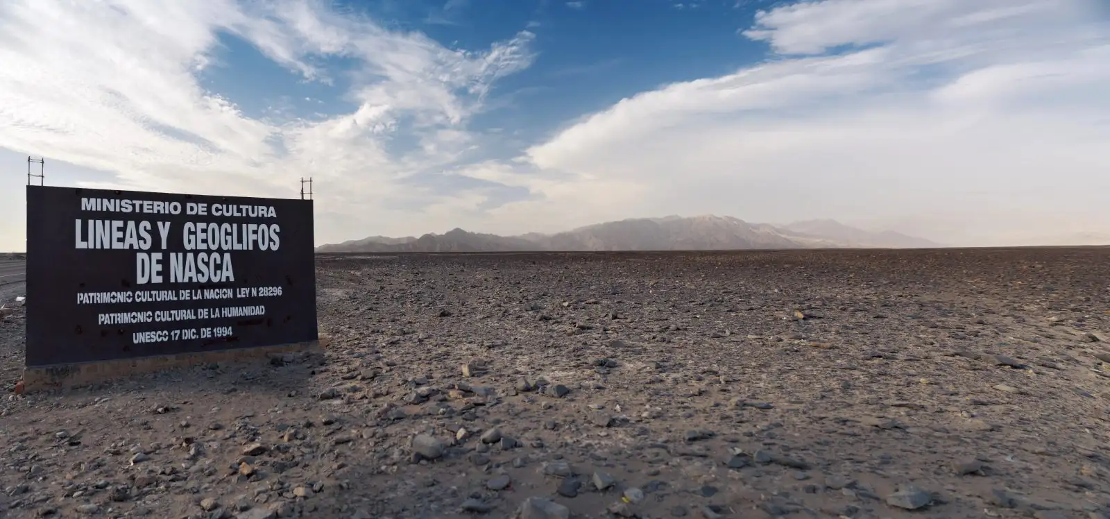 Cedule Ministerstva kultury Peru na hranici pouště s liniemi a geoglyfy Nazca, chráněnými UNESCO